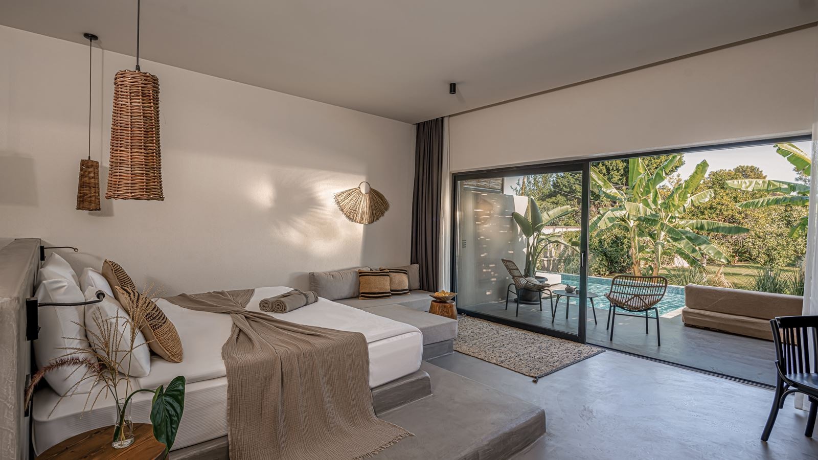 rooms-balmy-signature-swim-up-room