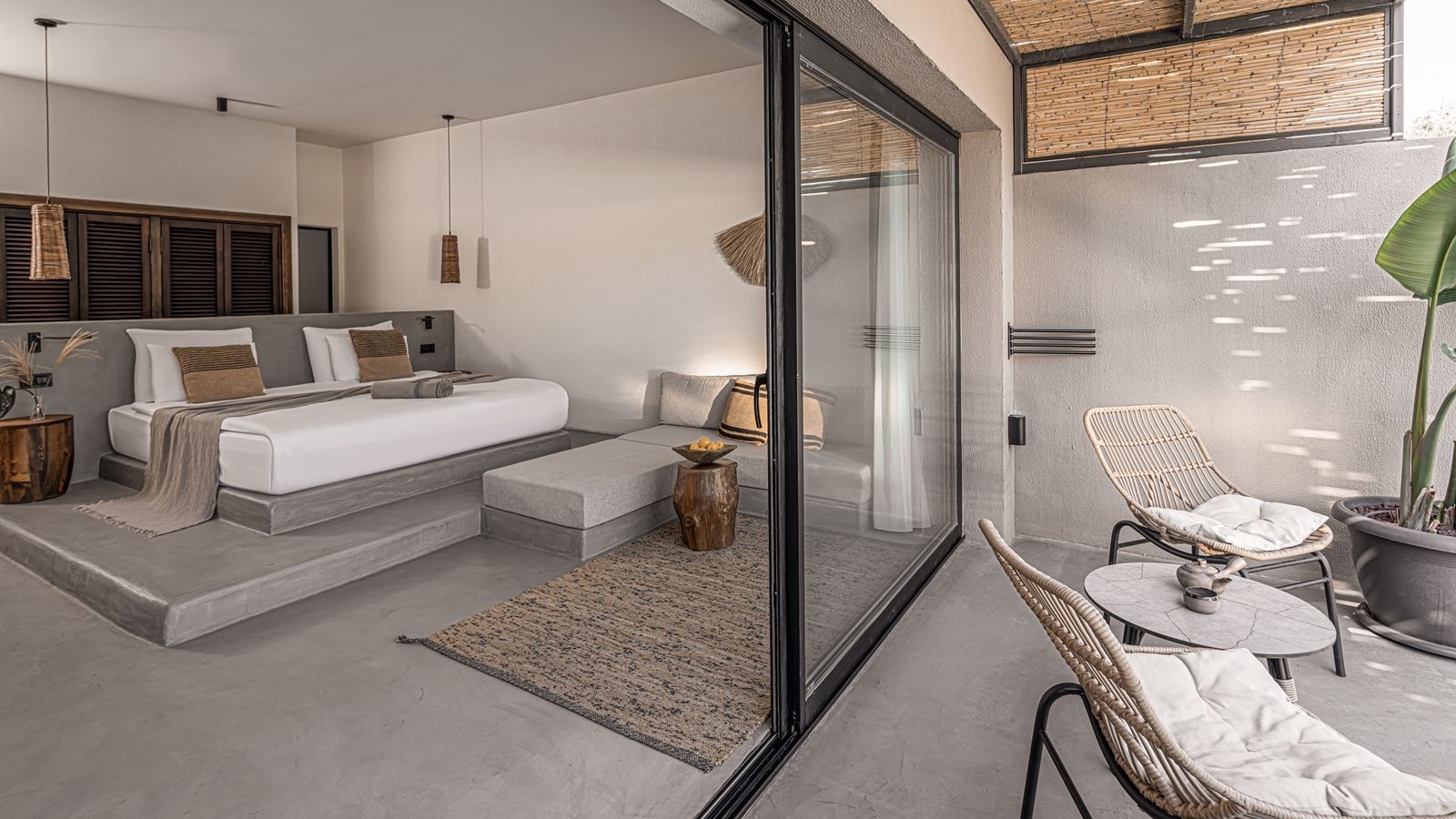 rooms-balmy-signature-swim-up-room