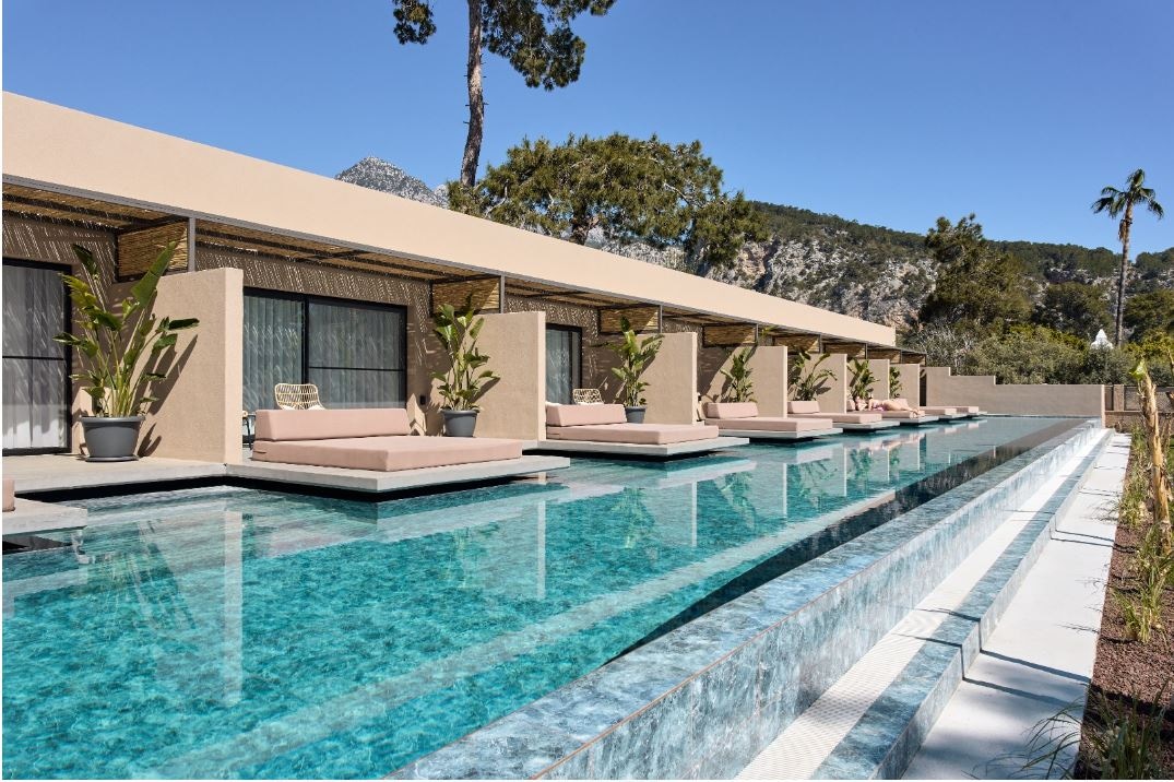 rooms-balmy-signature-swim-up-room