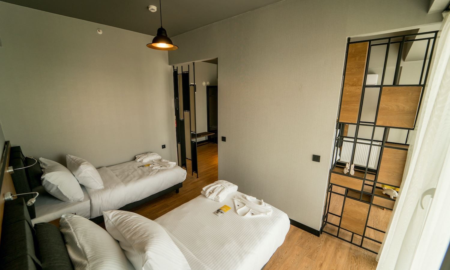 rooms-deluxe-family-room-mountain-view