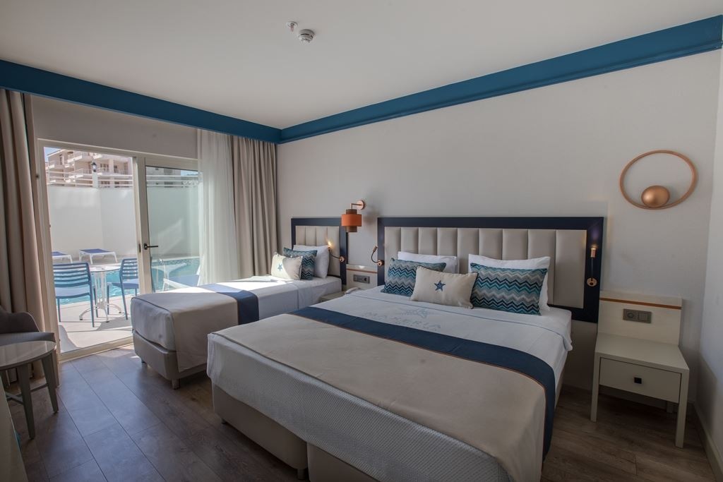 rooms-swim-up-room-with-terrace