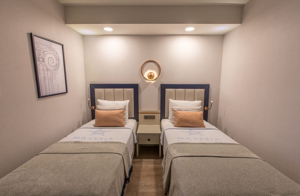rooms-family-room-with-side-sea-view