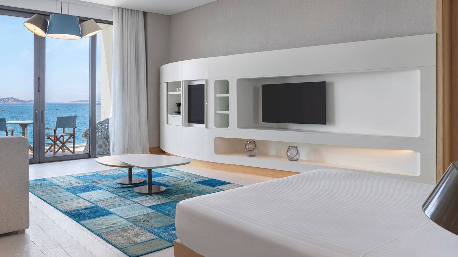 rooms-king-deluxe-room-with-terrace--partial-sea-view