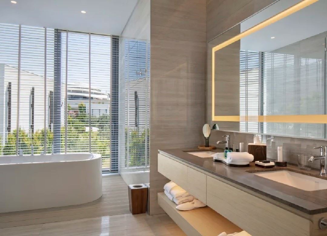 rooms-king-deluxe-room-with-partial-sea-view