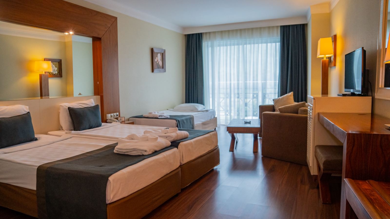 rooms-coral-room-french-balcony