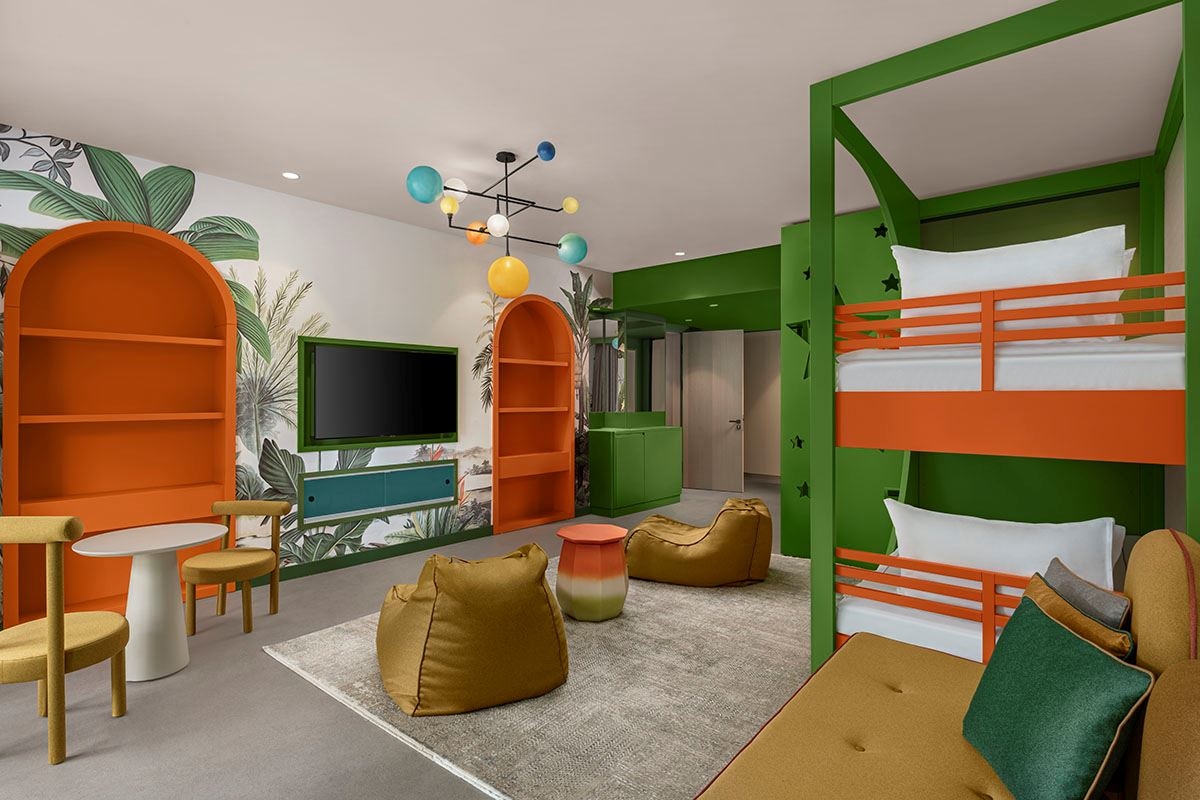 rooms-theme-deluxe-family-room-forest-view