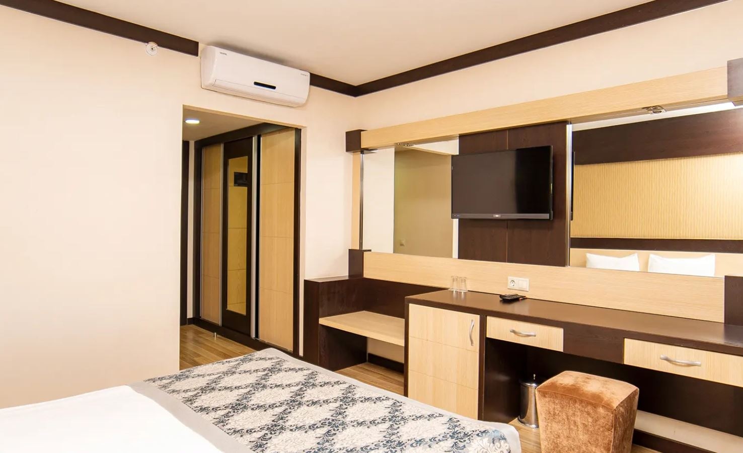 rooms-pool-view-room