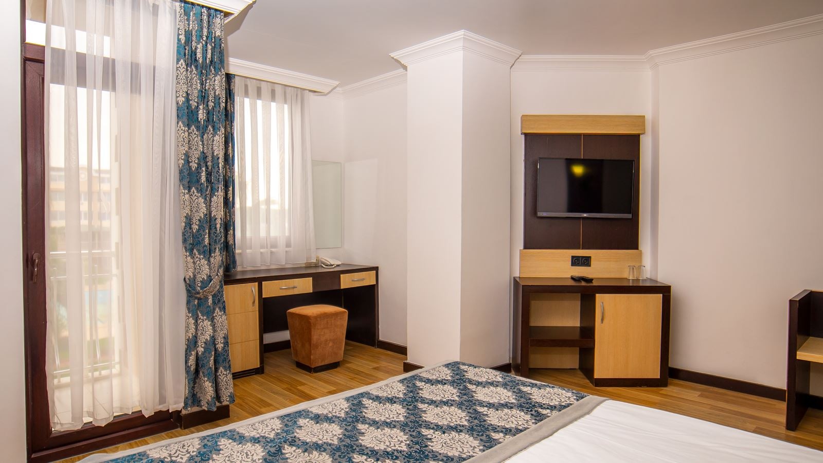 rooms-only-gentleman-relax-room