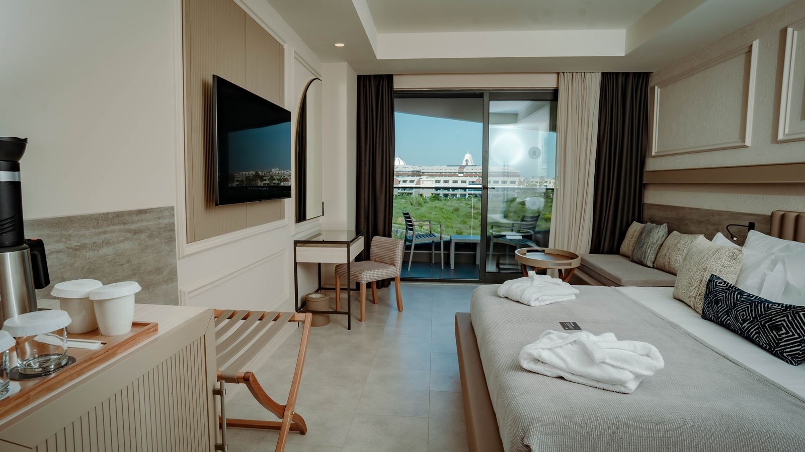 rooms-deluxe-side-sea-view-room