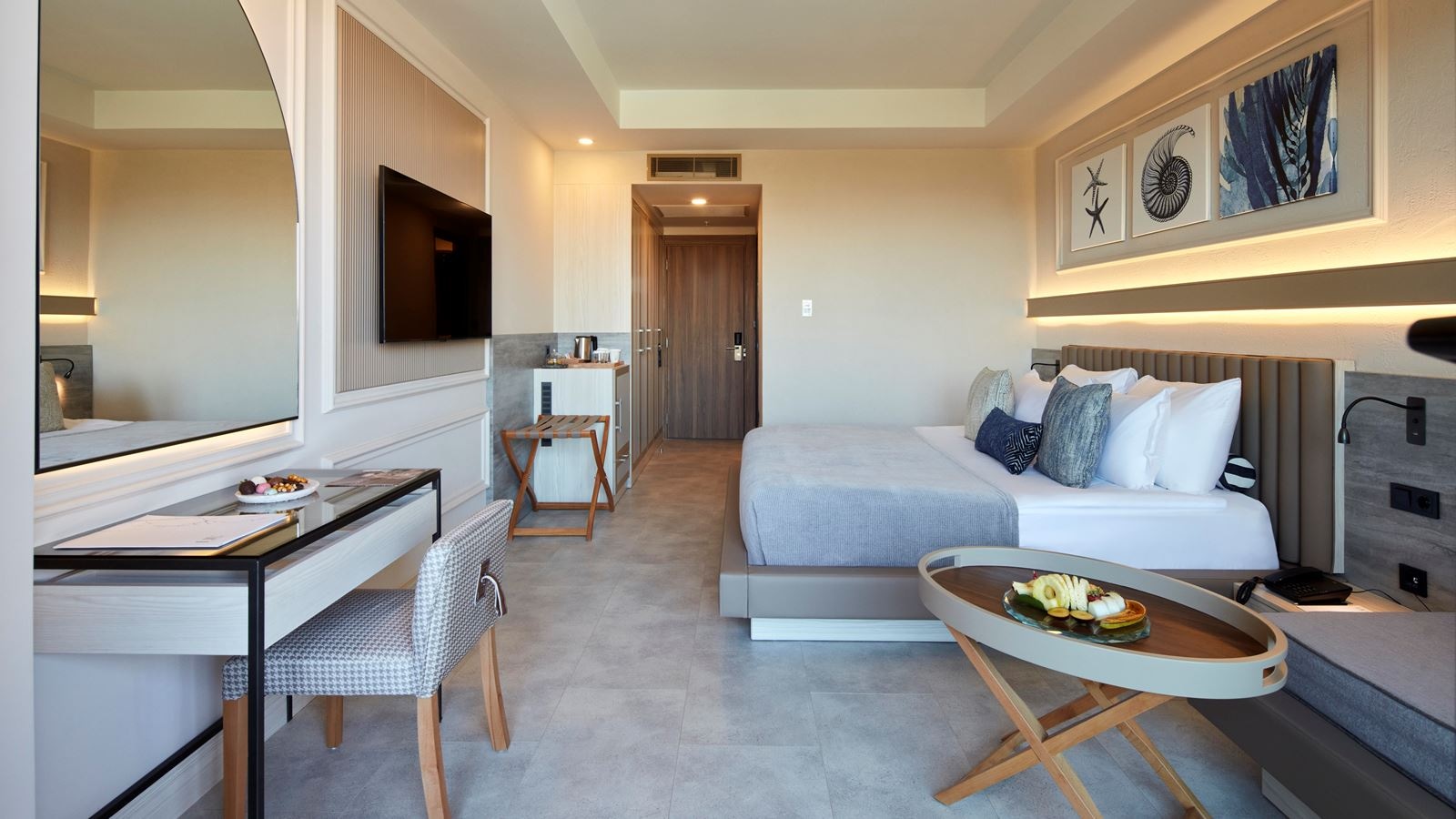 rooms-deluxe-pool-view-room