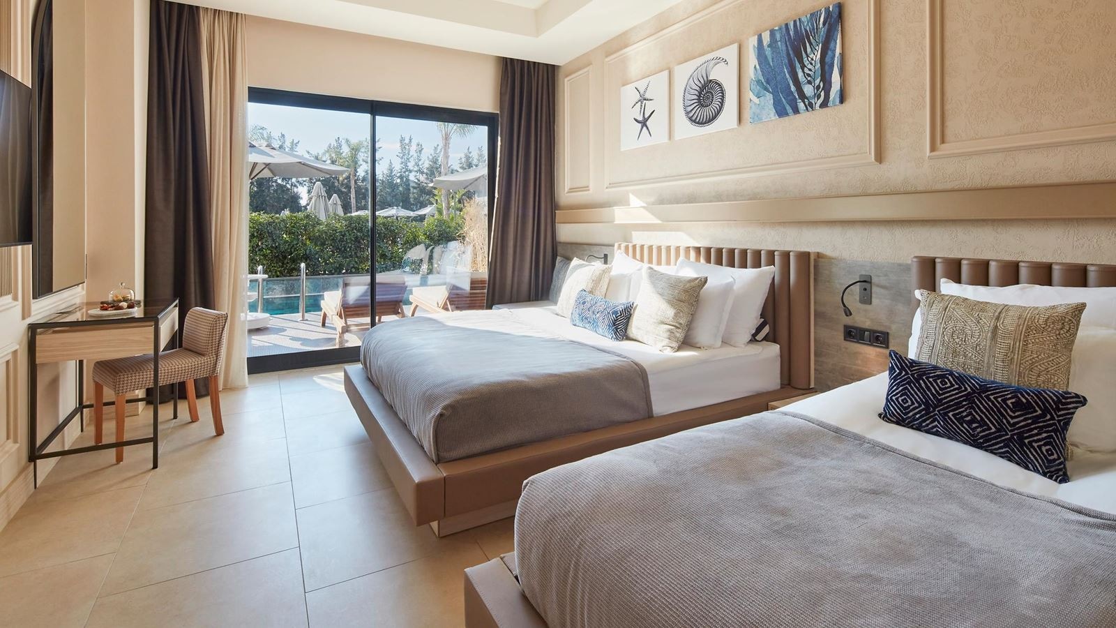 rooms-deluxe-swim-up-room