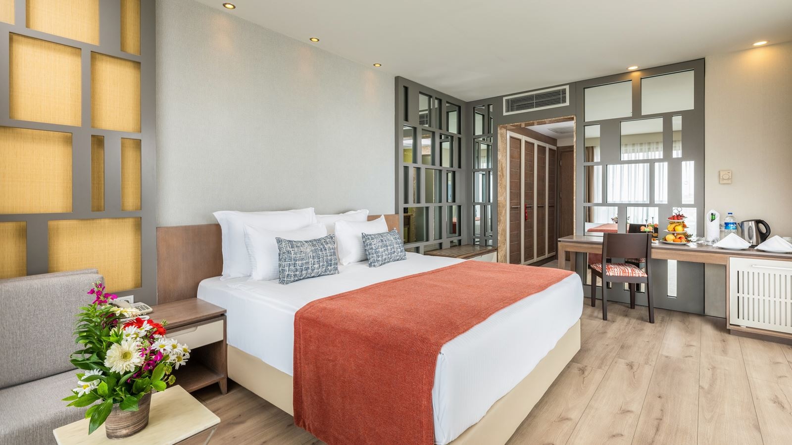 rooms-deluxe-jacuzzi-balcony-sea-view