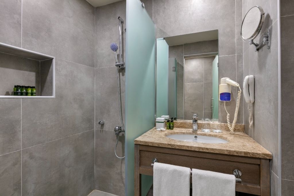 rooms-family-room-with-jacuzzi