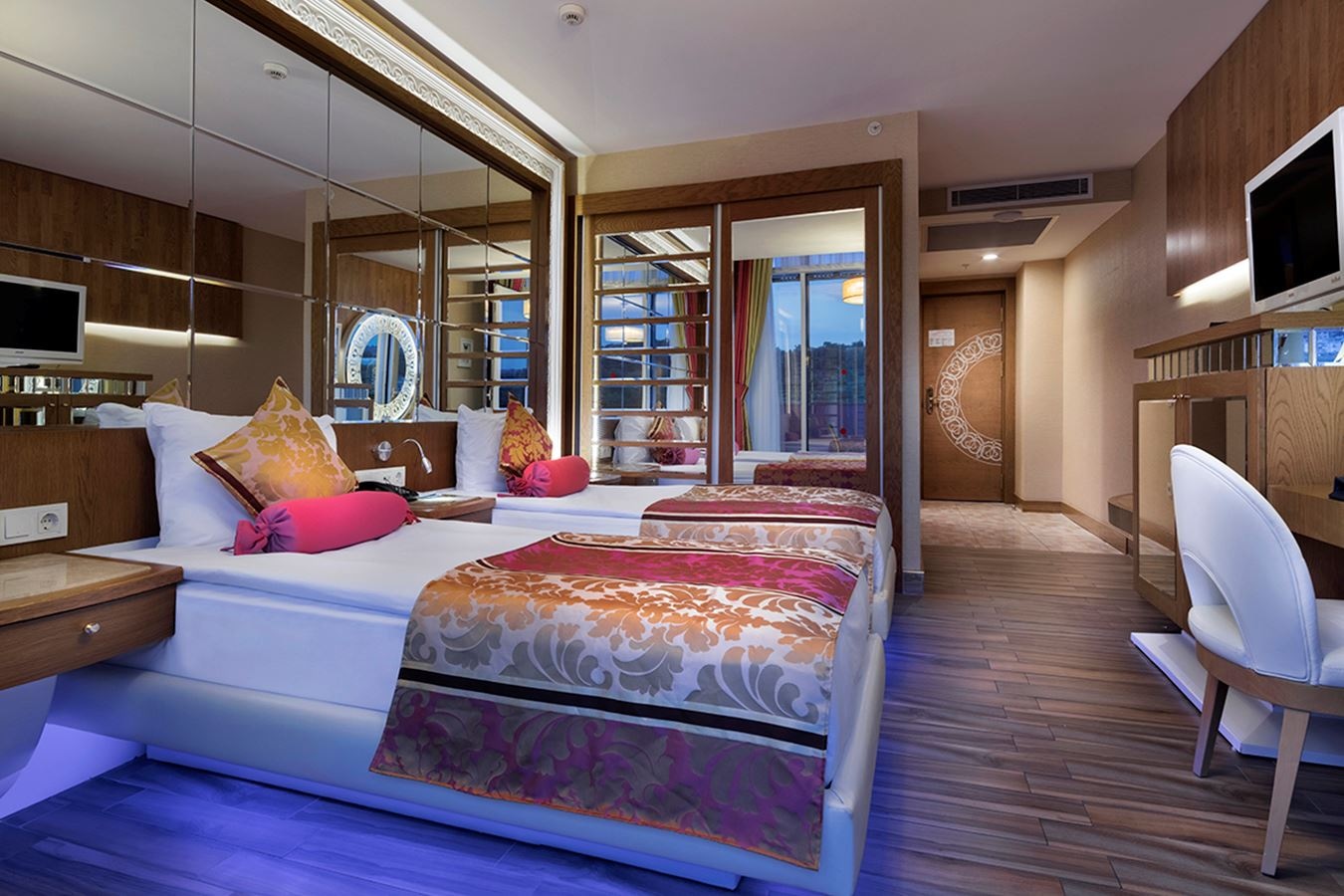 rooms-family-room-dublex-land-view