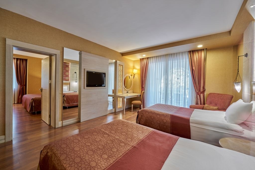 rooms-deluxe-family-room