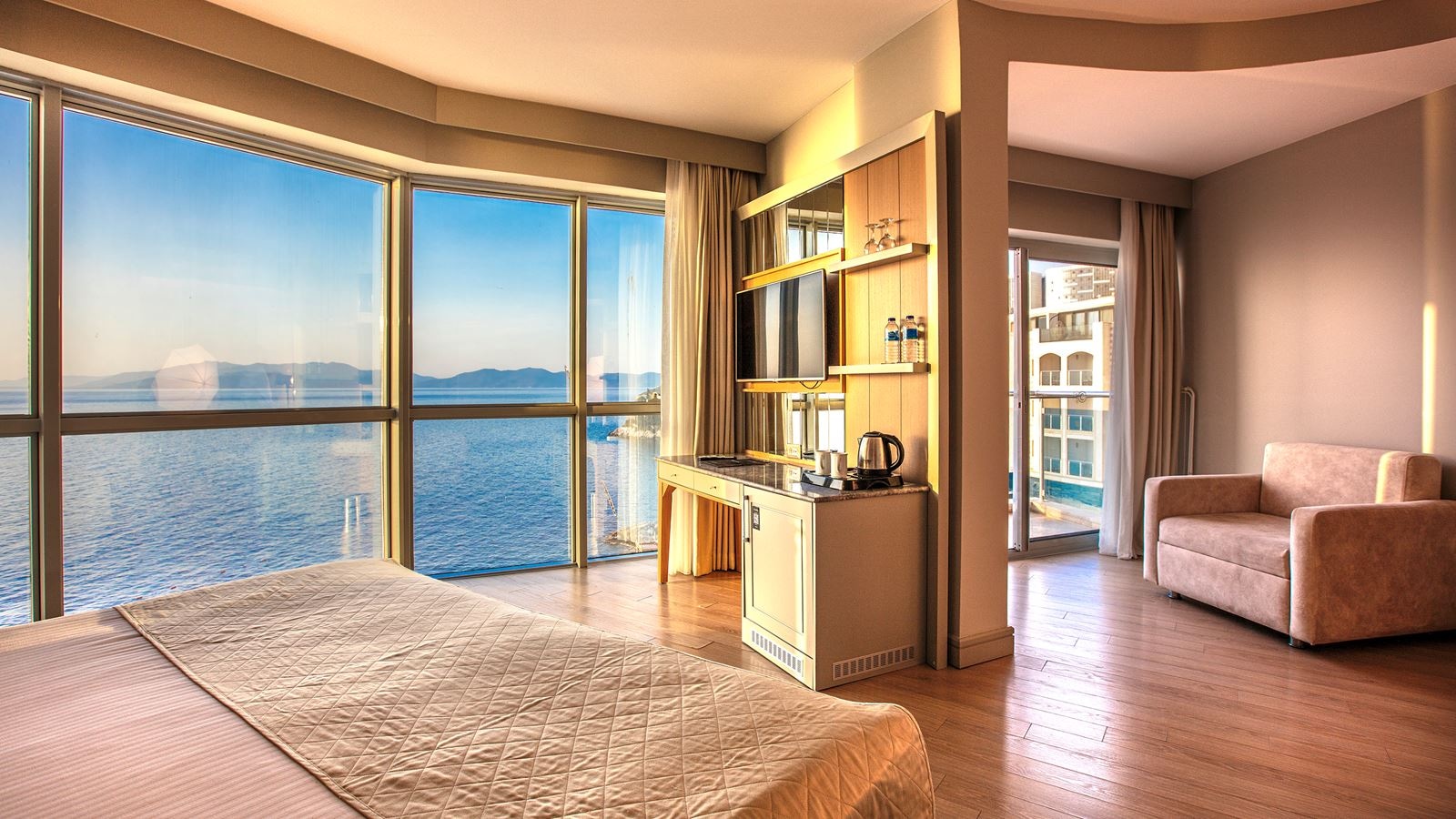 rooms-superior-room-seaview-balcony