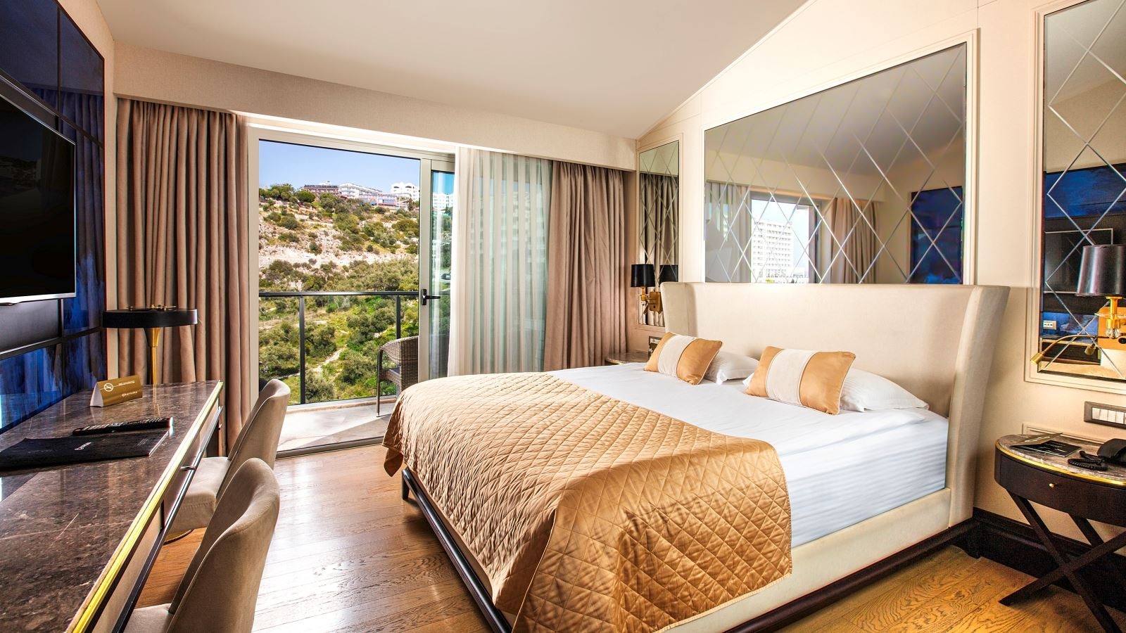 rooms-superior-room-sideseaview-balcony