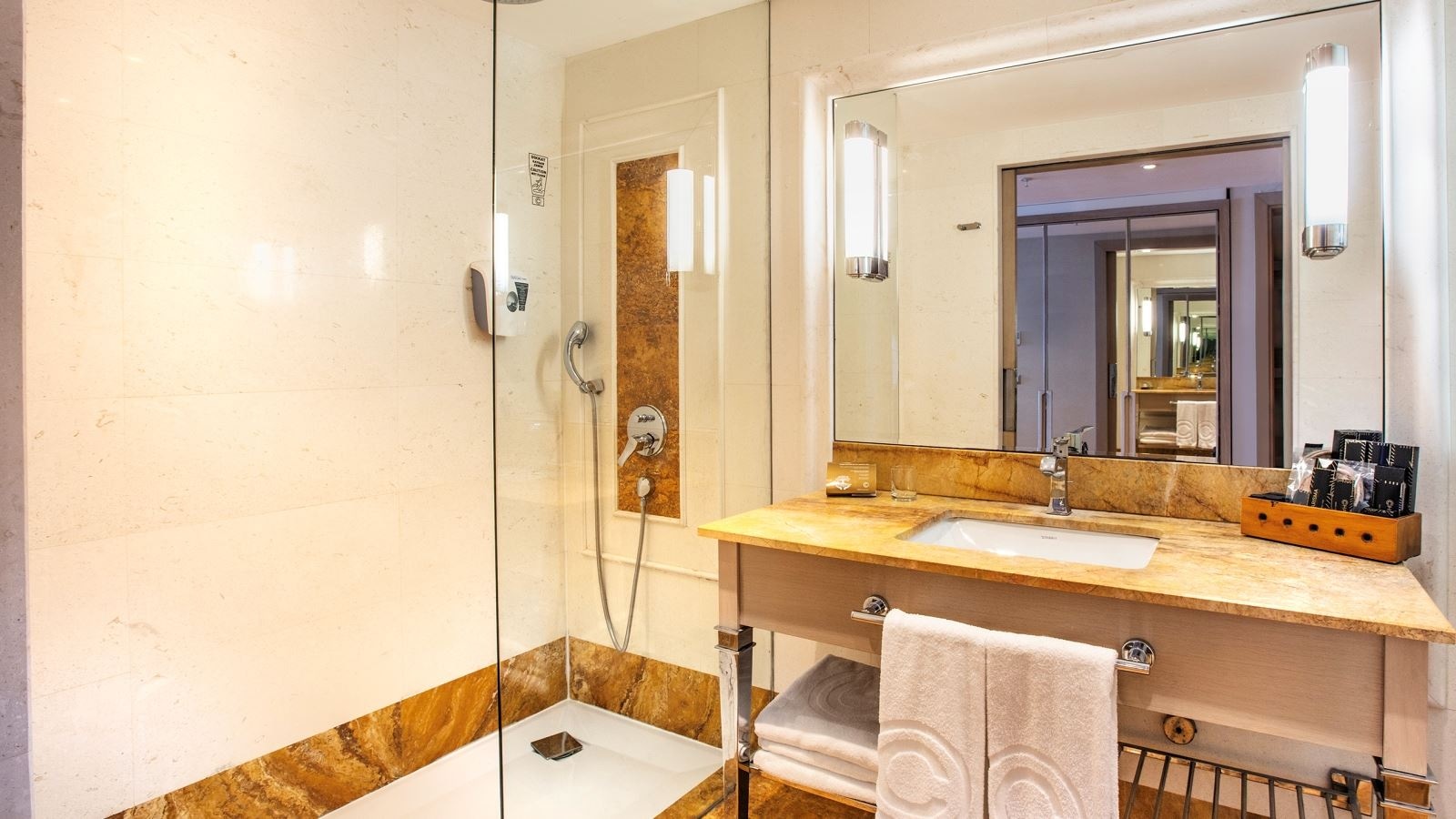 rooms-superior-room-sideseaview-balcony