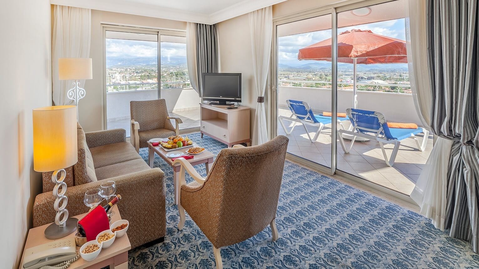 rooms-corner-jacuzzi-suite-land-view