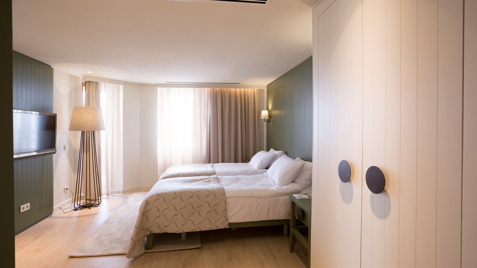 rooms-family-2-bedrooms-main-building