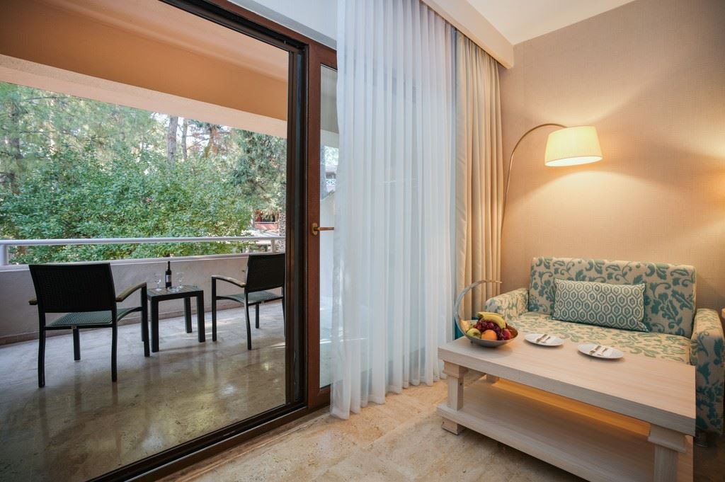 rooms-deluxe-family-room