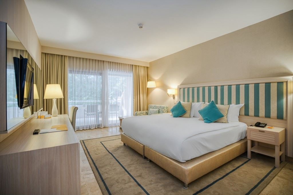 rooms-deluxe-family-room