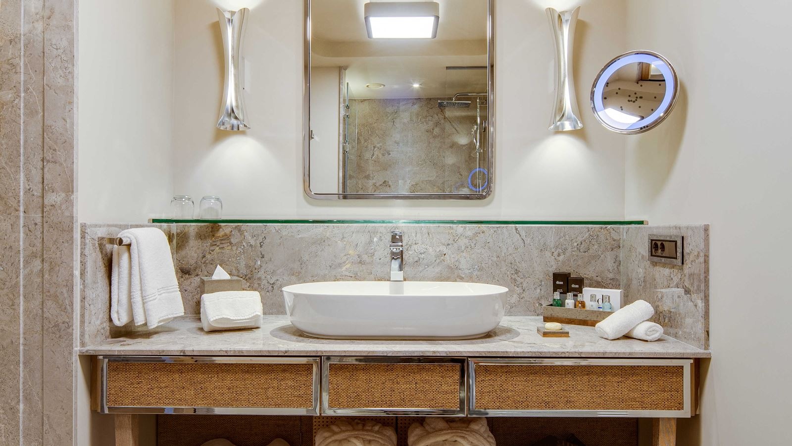 rooms-deluxe-pool-view-room