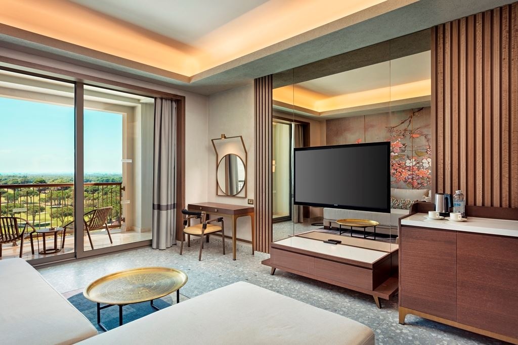 rooms-family-room-golf-view