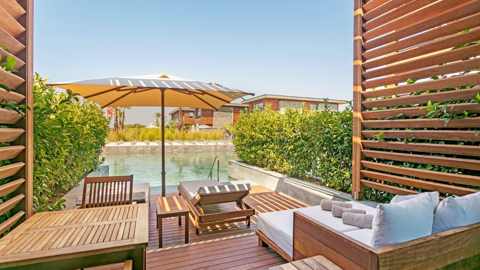 rooms-lagoon-beach-family-swim-up