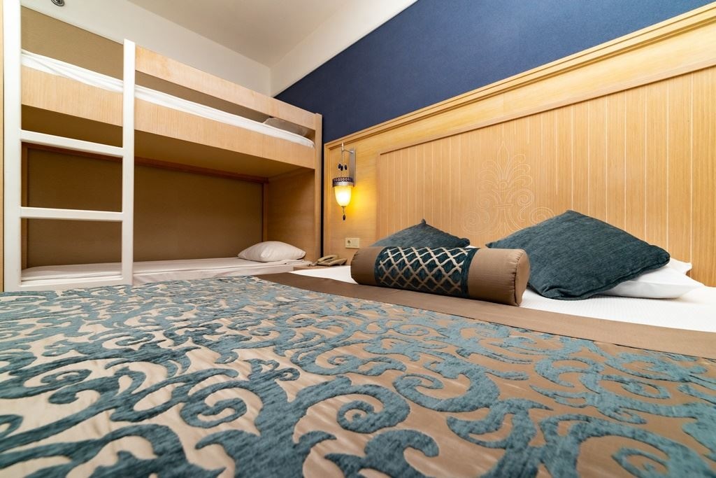 rooms-superior-bunkbed-room-side-sea-view