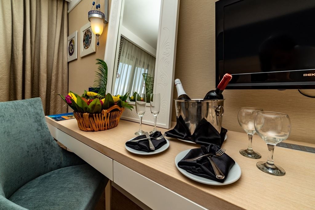 rooms-family-room-sea-view-2-bedrooms