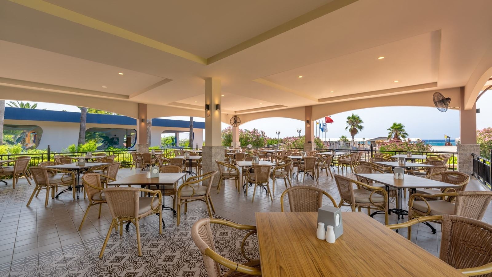 restaurants-paradise-beach-restaurant