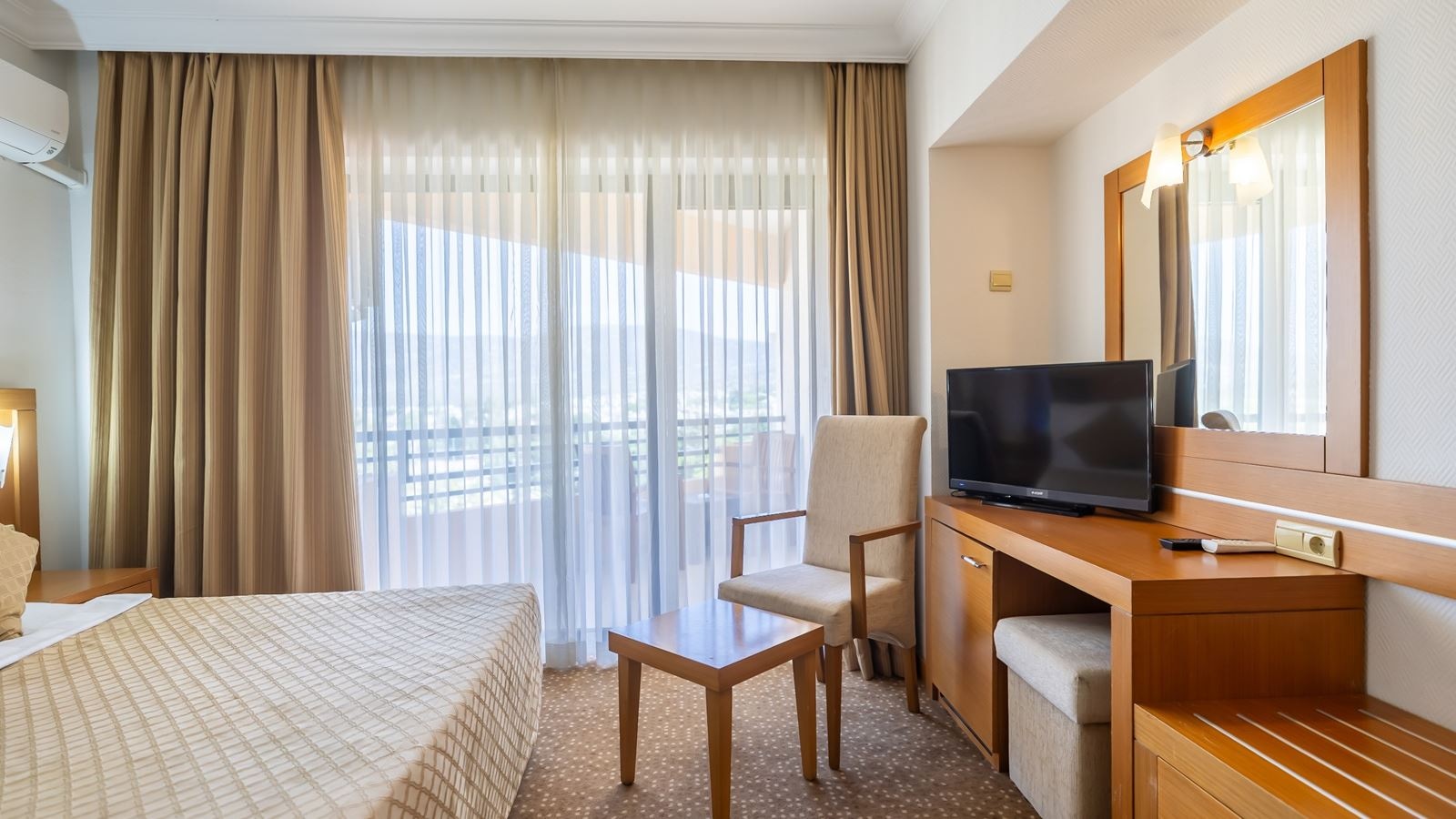 rooms-standard-room-landview-balcony