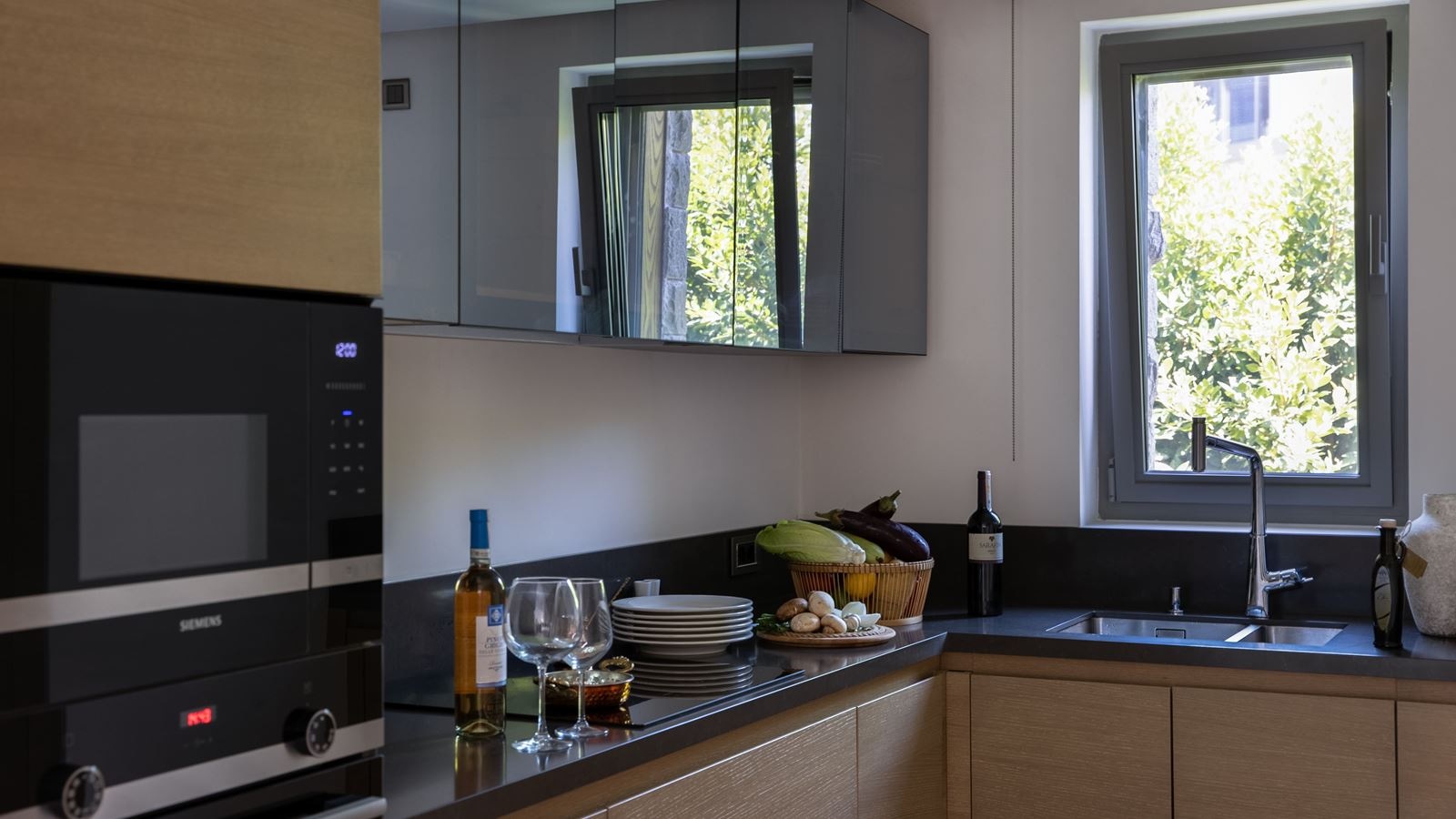 rooms-2-bedroom-sea-view-suite