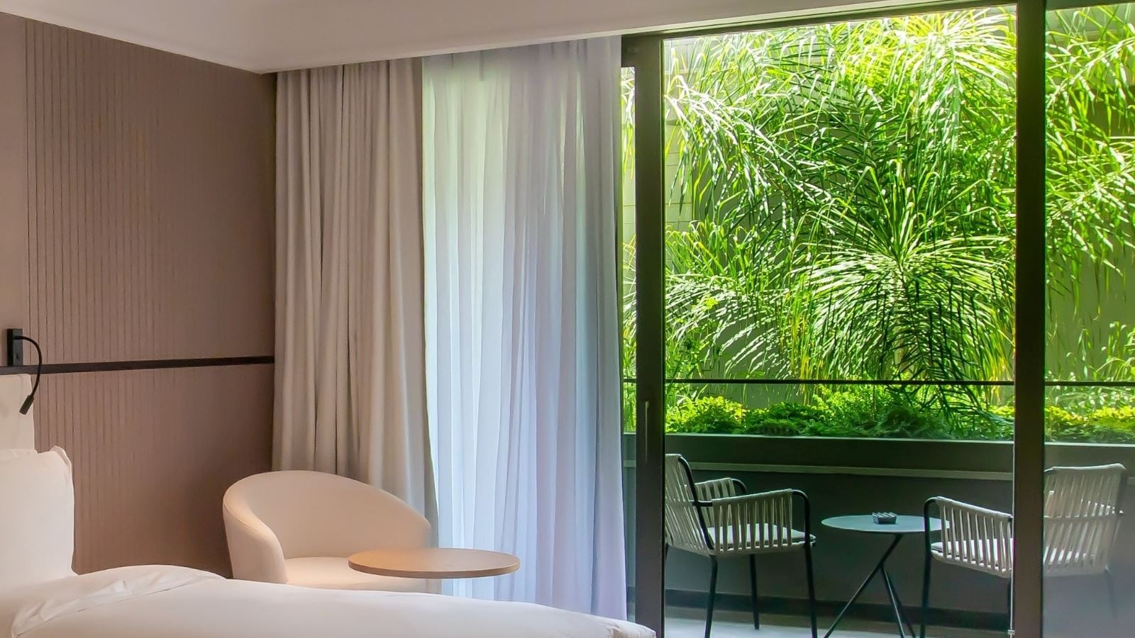 rooms-deluxe-atrium-view