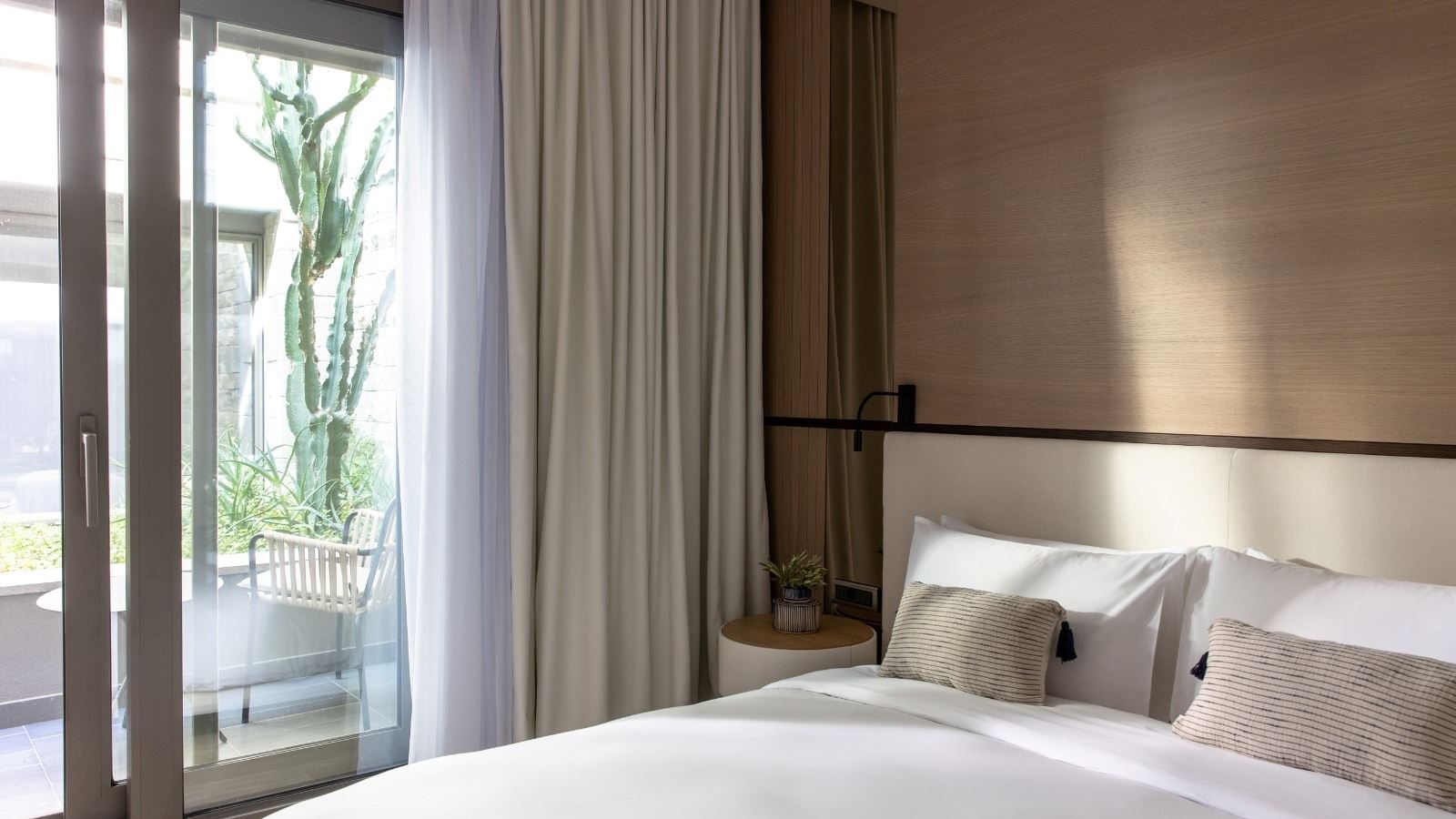 rooms-deluxe-atrium-view