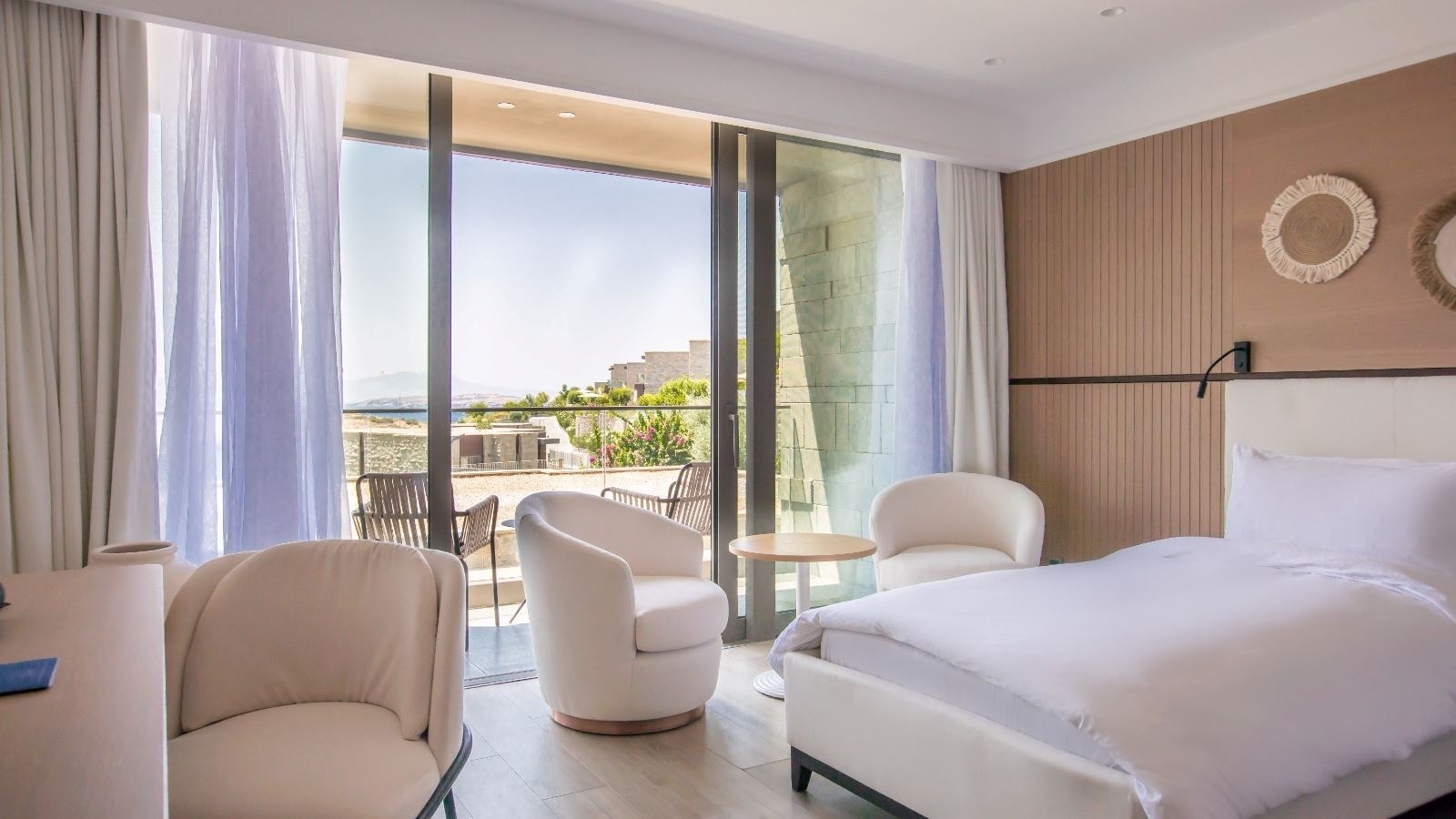 rooms-deluxe-partial-sea-view