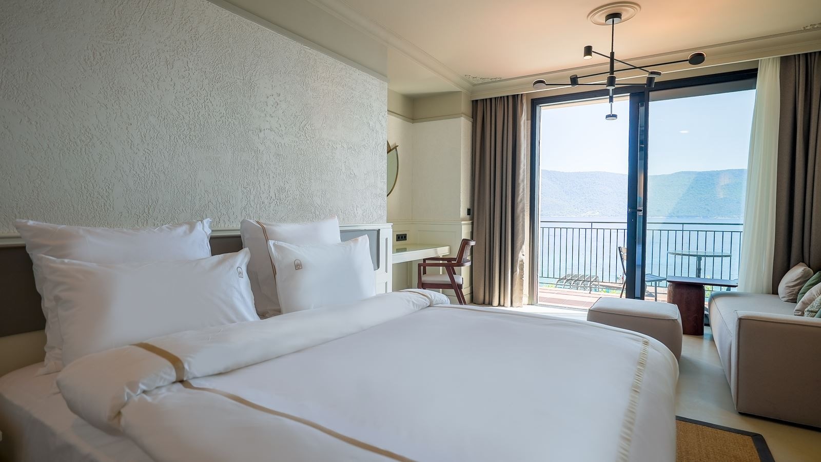 rooms-deluxe-balcony-sea-view-room