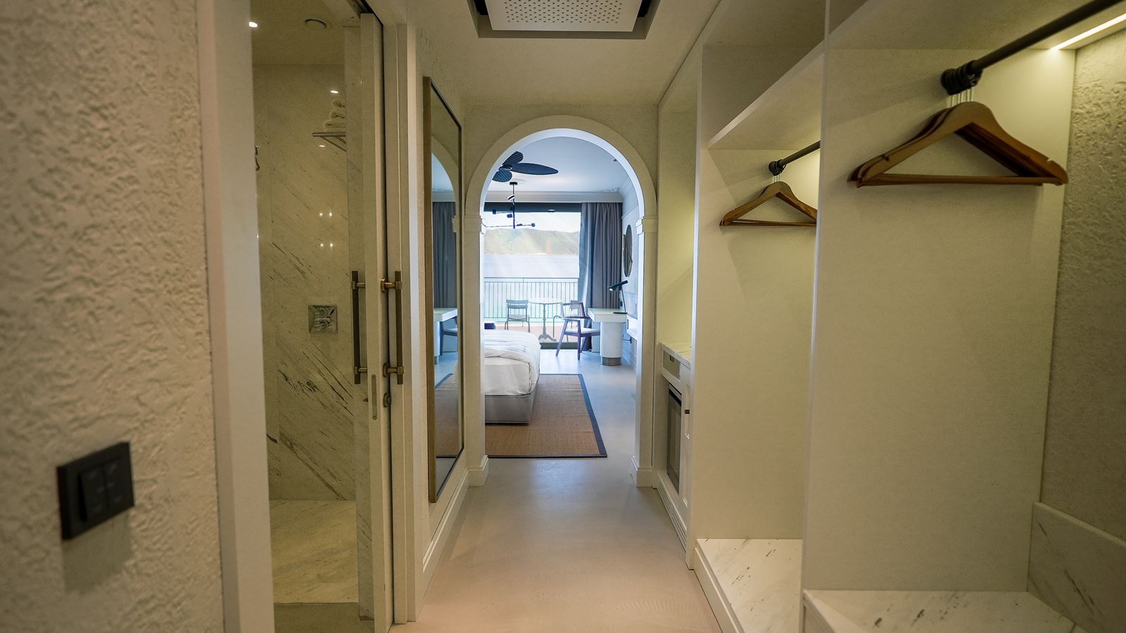 rooms-deluxe-balcony-sea-view-room