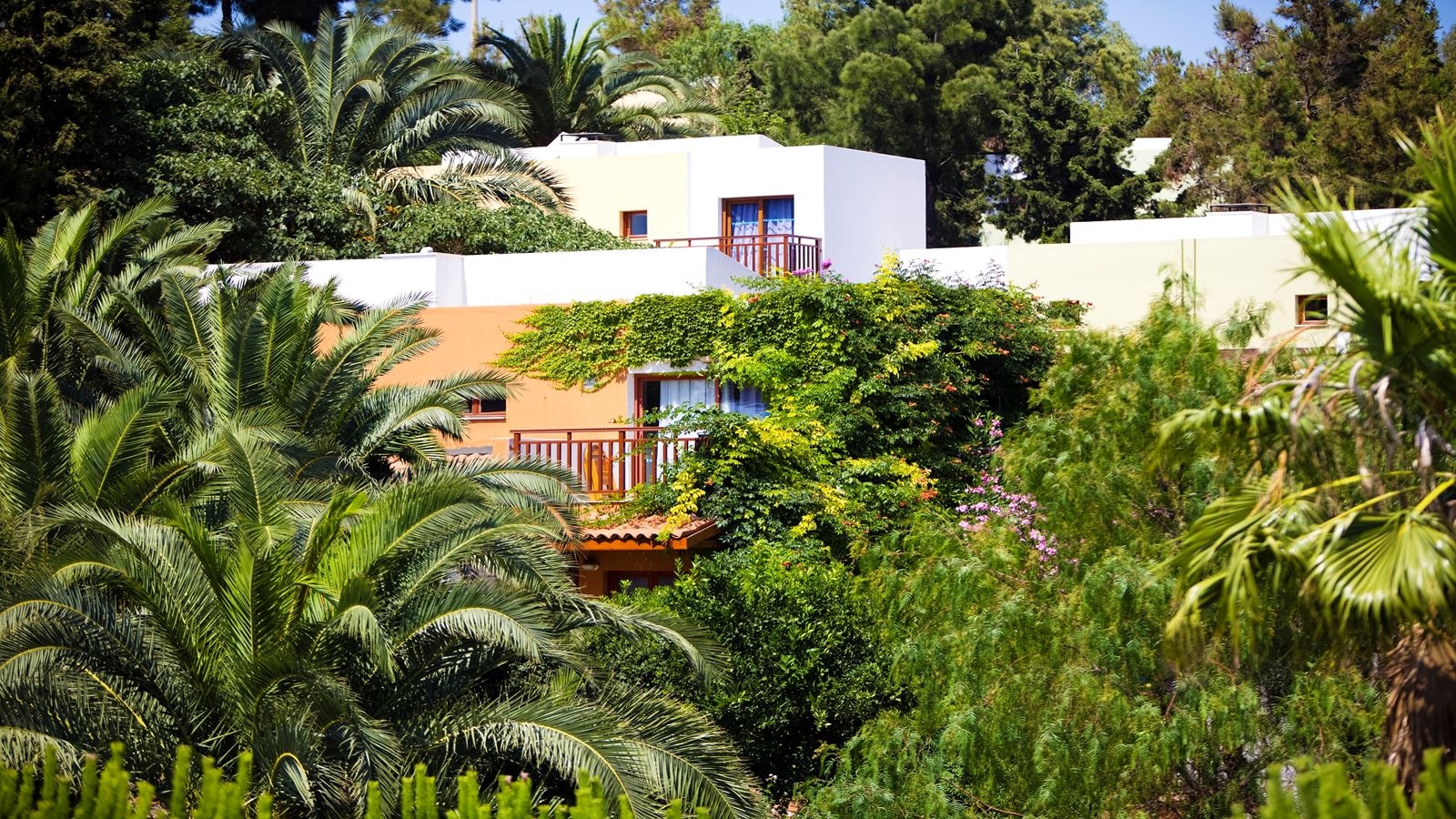 rooms-club-family-2-bedroom-balcony