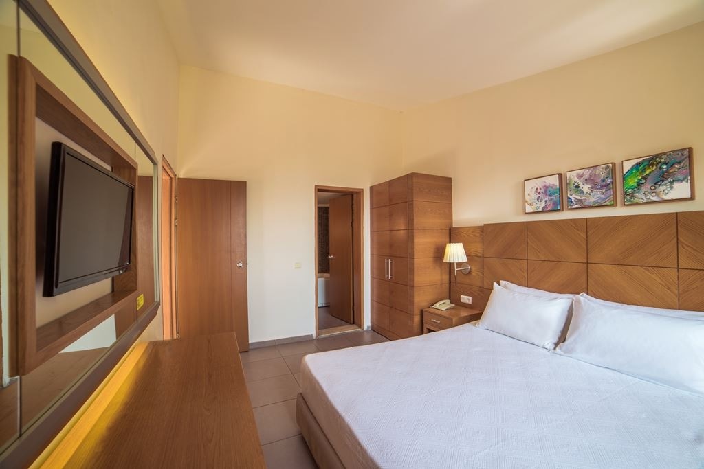 rooms-coral-room-2+2