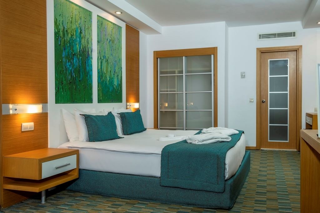 rooms-main-building-landview-room