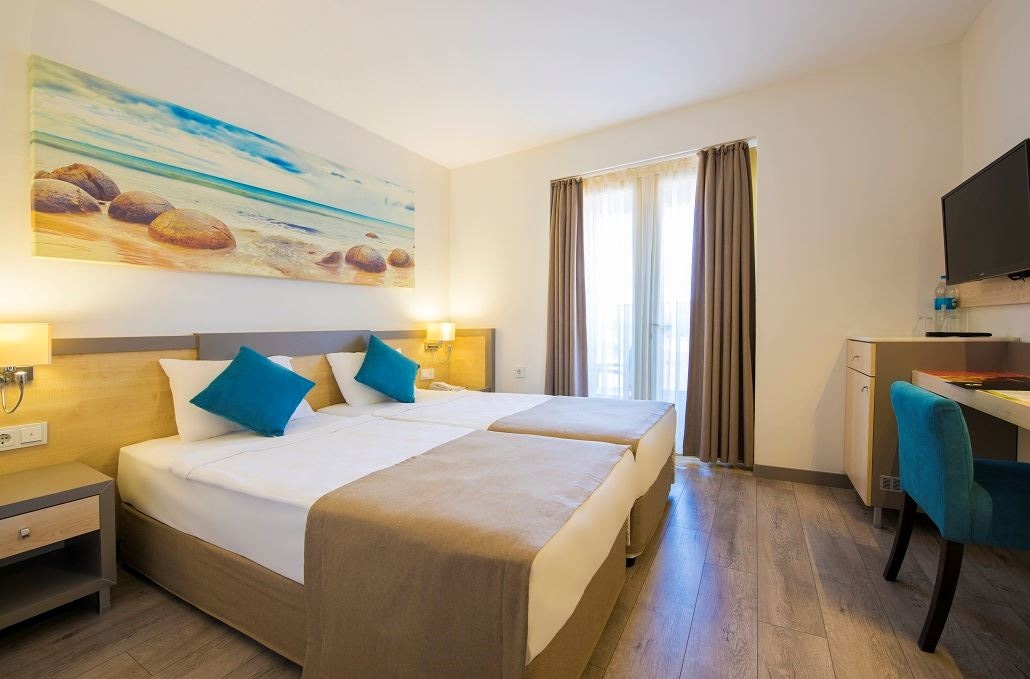 rooms-family-land-view