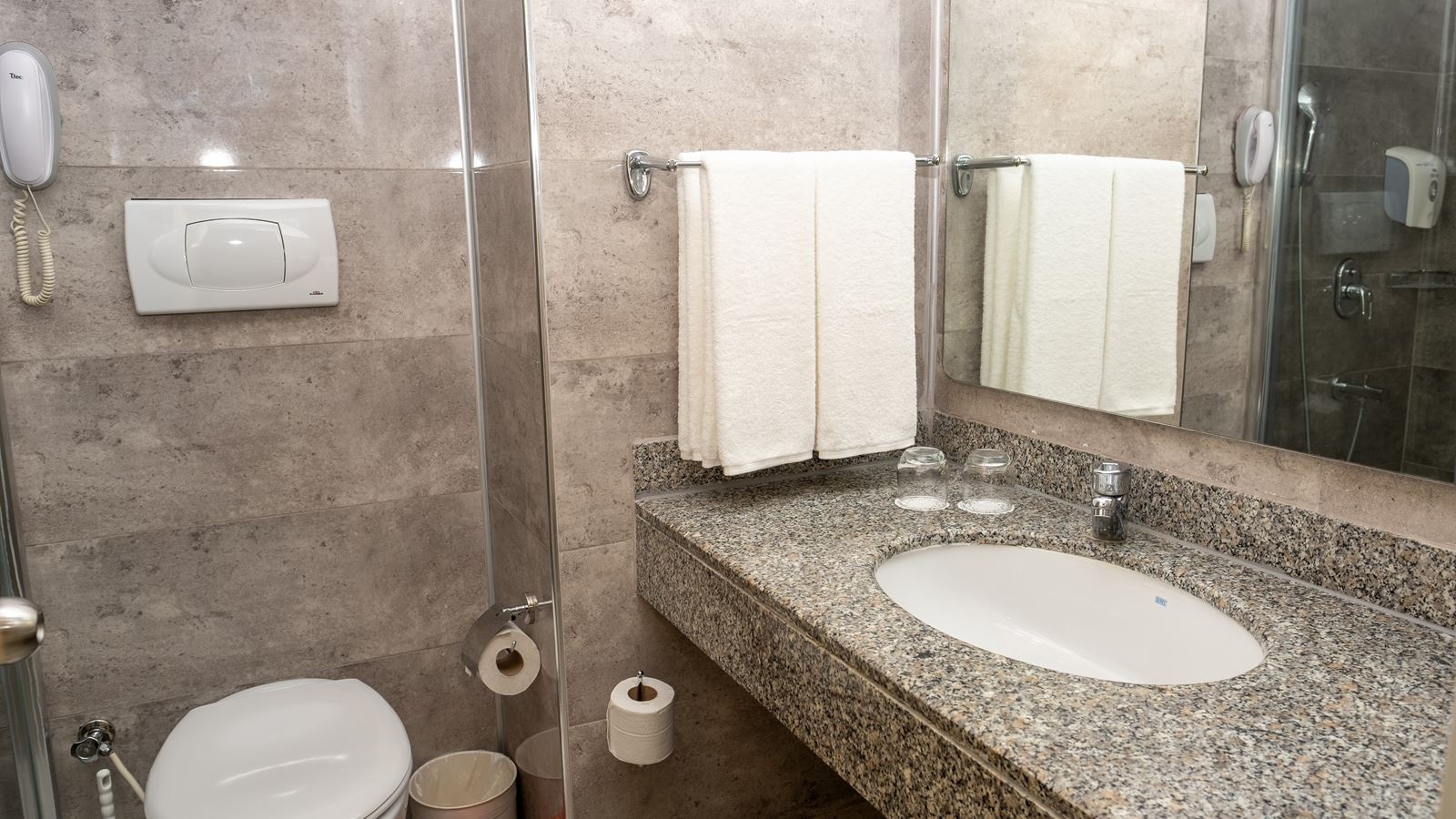 rooms-large-family-room