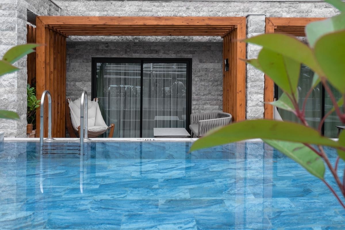 rooms-superior-swimup-land-view