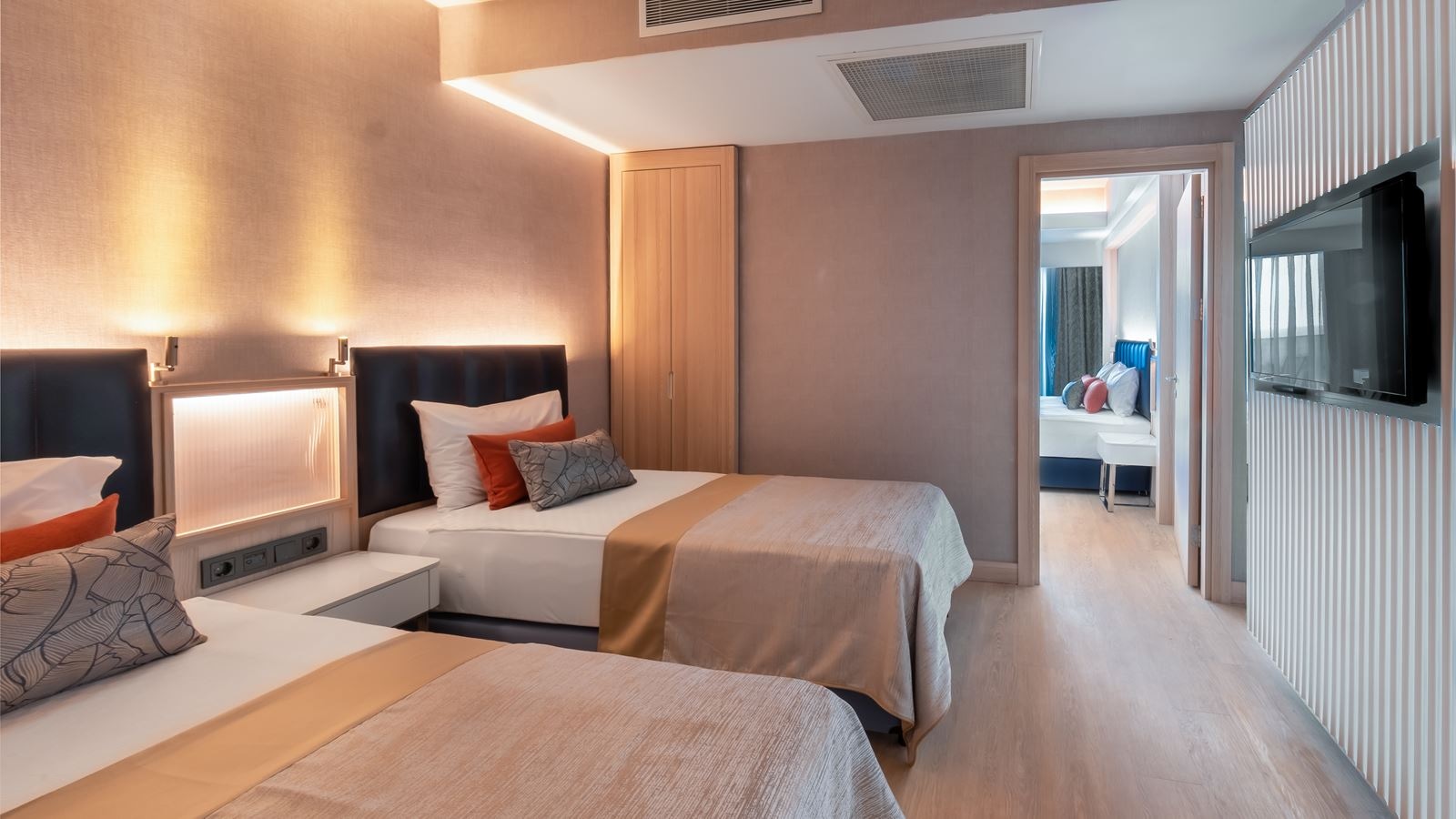 rooms-family-swim-up-land-view