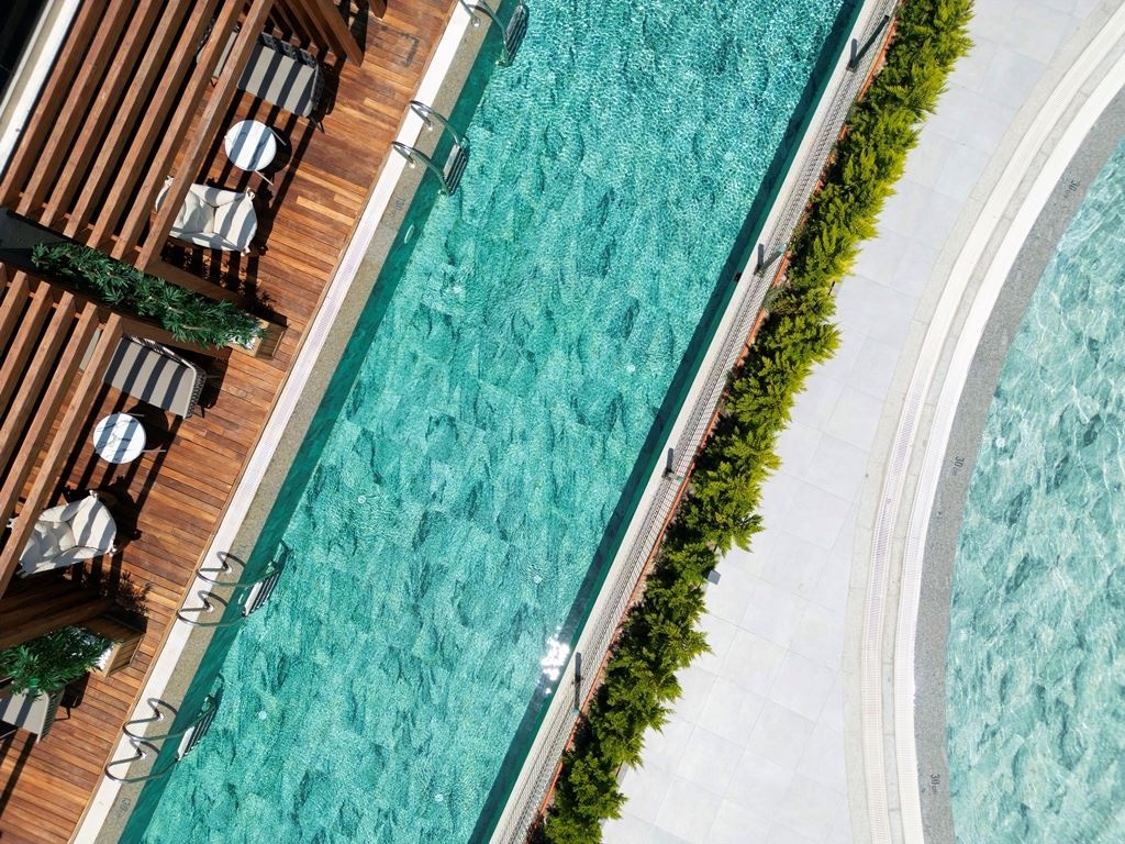 rooms-superior-swimup-land-view