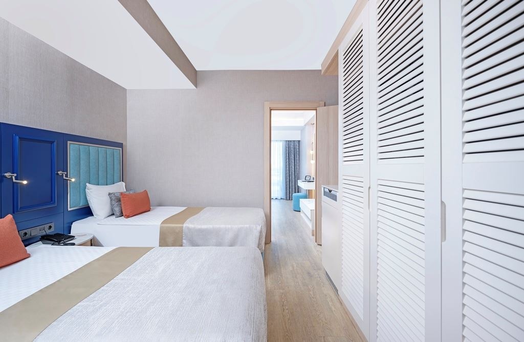 rooms-family-swim-up-land-view