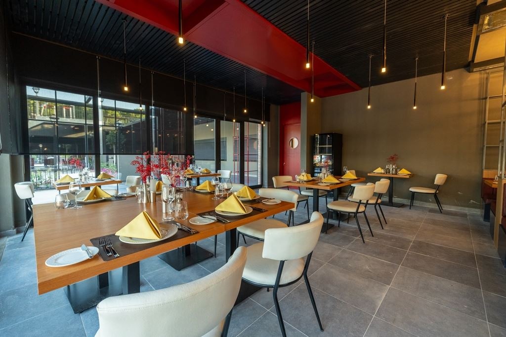 restaurants-she--he-adult-only-+16