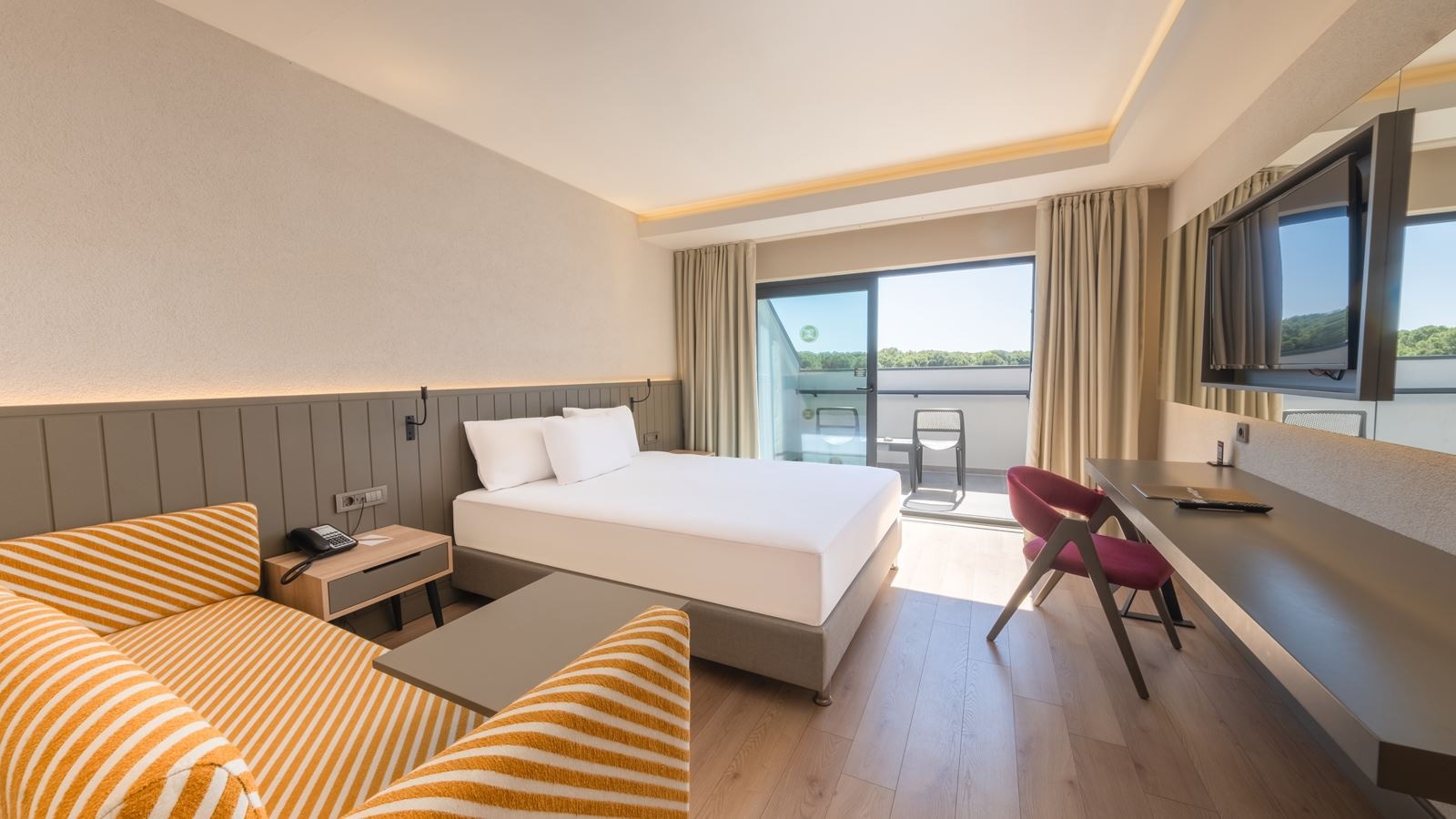 rooms-standard-room-pool-view